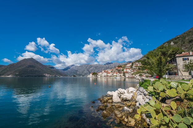 Ciudad de Perast en la bahía de Kotor