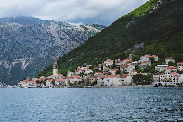 Ciudad de Perast en la bahía de Kotorska en Montenegro