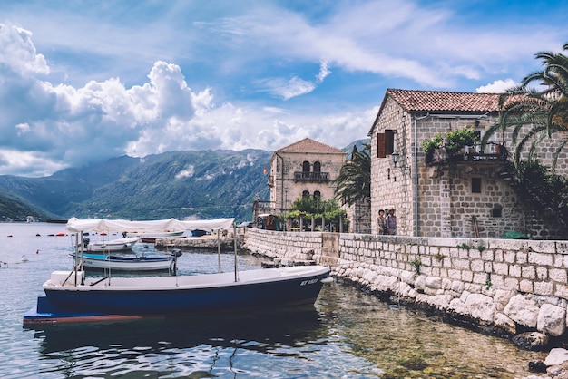 Ciudad de Perast en la bahía de Kotorska en Montenegro