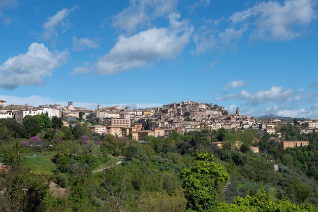 Ciudad de Perugia con murallas