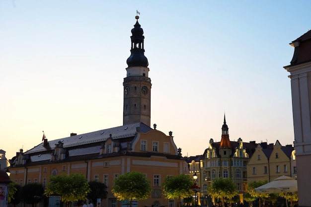 La ciudad polaca de Boleslawiec por la noche puesta de sol en la plaza central de la ciudad El viejo Tow