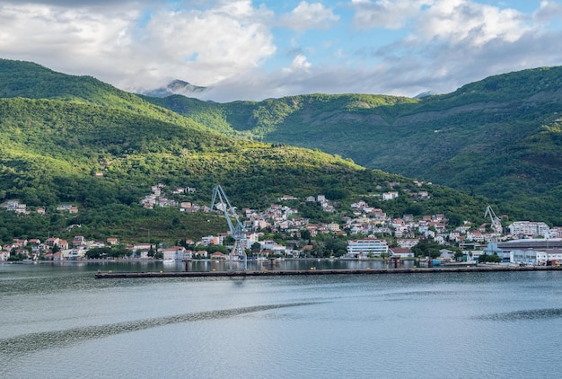 Ciudad portuaria de Bijela en la costa del Golfo de Kotor en Montenegro