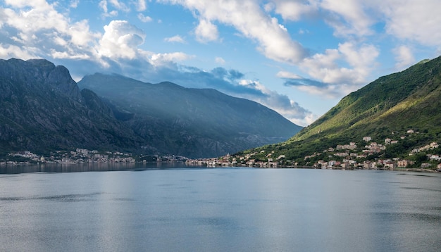 Ciudad de Prcanj en la Bahía de Kotor en Montenegro