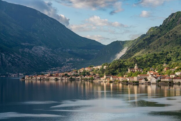 Ciudad de Prcanj en la Bahía de Kotor en Montenegro