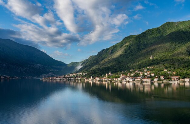 Ciudad de Prcanj en la Bahía de Kotor en Montenegro