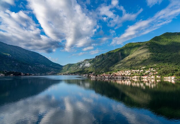 Ciudad de Prcanj en la Bahía de Kotor en Montenegro