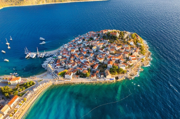 Ciudad de Primosten Croacia Vista de la ciudad desde el aire Paisaje marino con playa y casco antiguo Vista desde un dron en la península con casas Paisaje durante la puesta de sol Imagen de viaje