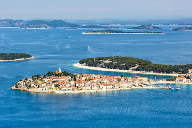 Foto la ciudad de primosten en unas vacaciones en la península viajando en el mar mediterráneo en primosten croacia