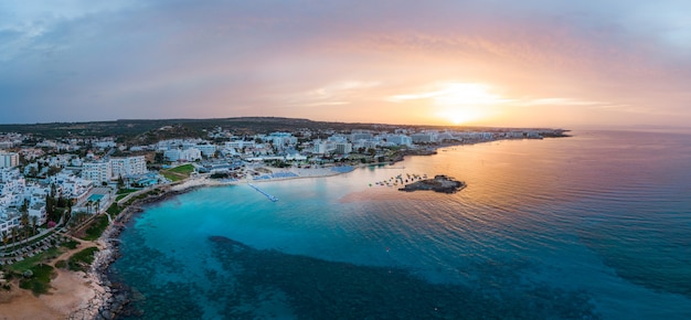 Ciudad de Protaras al atardecer en Chipre