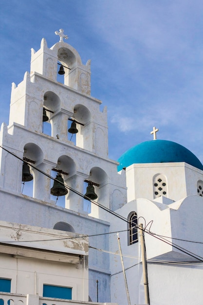 Ciudad de Pyrgos con iglesia y casas antiguas, Santorini, Grecia