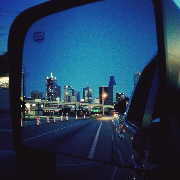 Foto la ciudad reflejada en el espejo lateral del coche