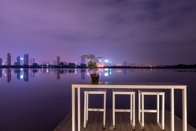 Una ciudad reflejada por el lago de noche.