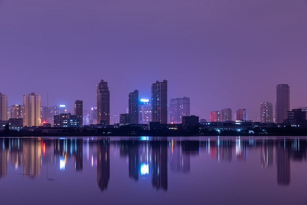 Una ciudad reflejada por el lago de noche.