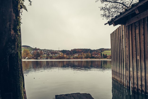 Ciudad por el río contra el cielo