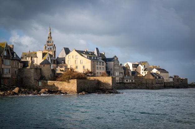 Ciudad de Roscoff en Bretagne por cielo nublado