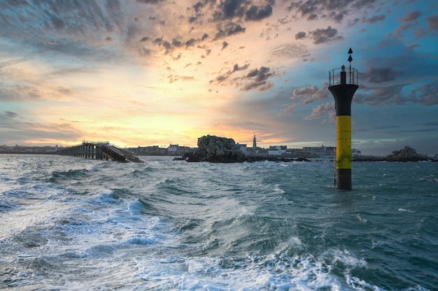 Ciudad de Roscoff en Bretagne por cielo nublado