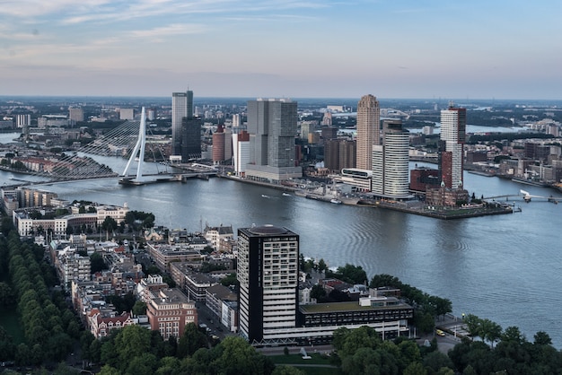 Ciudad de Rotterdam dividida por el Nieuwe Mass