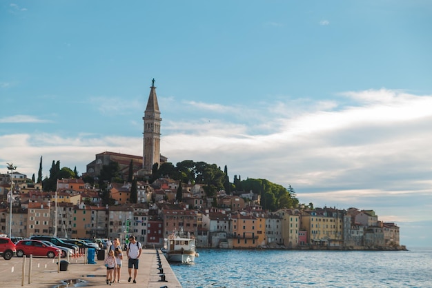 Ciudad de Rovinj en Croacia a la luz del día