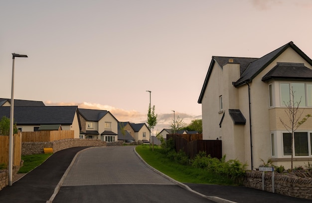 Ciudad rural en Inglaterra al atardecer