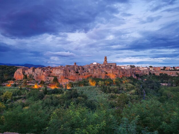 Foto la ciudad rural de pitigliano al atardecer en la provincia de grosseto, italia