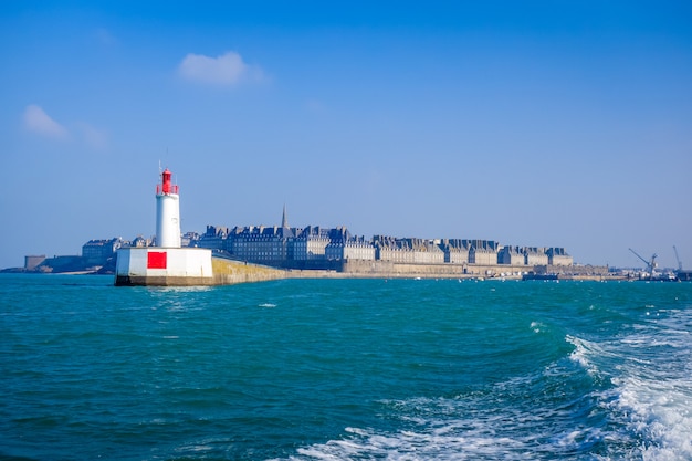 La ciudad de Saint-Malo y vista del faro desde el mar, Bretaña, Francia