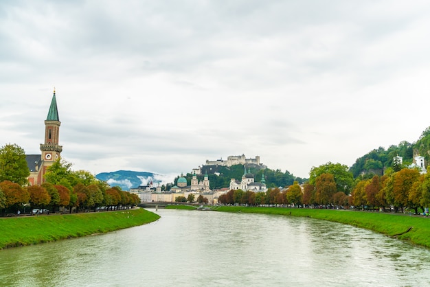 Ciudad de Salzburgo con Festung Hohensalzburg y el río Salzach