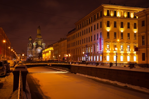 Foto ciudad de san petersburgo en invierno a la luz del atardecer