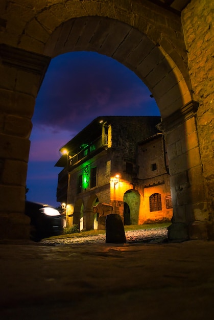 Foto ciudad de santillana del mar en cantabria españa