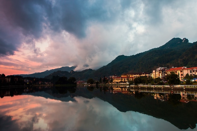 Ciudad de SaPa durante el hermoso día soleado, norte de Vietnam