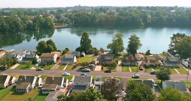 Ciudad de sayreville, nueva jersey, una comunidad de pueblo pequeño cerca de estanque en américa, la parte superior aérea vista