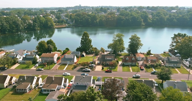 Ciudad de Sayreville, Nueva Jersey, una comunidad de pueblo pequeño cerca de un estanque en Estados Unidos, la vista aérea