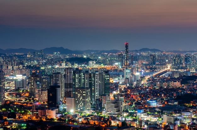 Ciudad de Seúl por la noche, Corea del Sur.