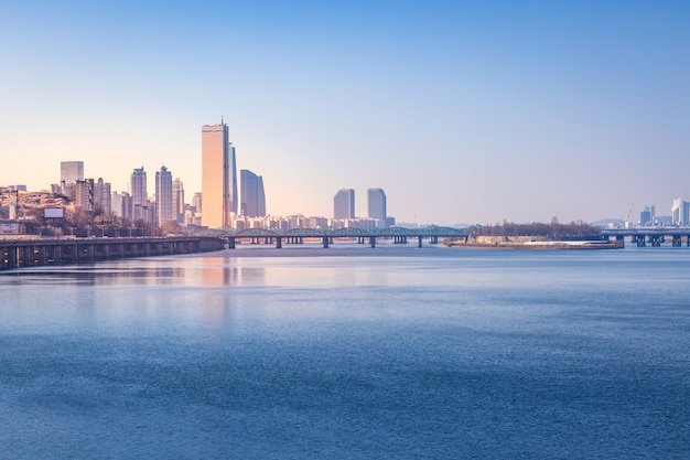 Ciudad de Seúl y rascacielos, Yeouido, Corea del Sur.