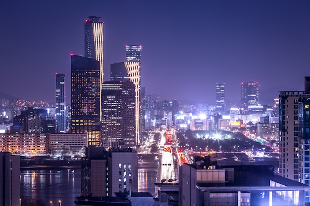 Ciudad de Seúl y rascacielos, yeouido en la noche, Corea del Sur.