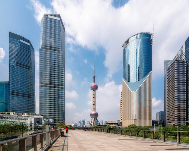 Foto ciudad de shanghai desde arriba con el río y el cielo matutino de fondo shanghai china