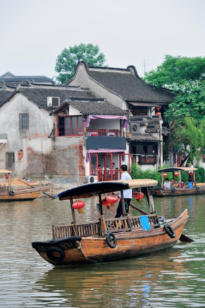 Ciudad de Shanghai Zhujiajiao con barco y edificios históricos