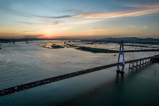 Ciudad de Shantou Provincia de Guangdong China Traducción al chino en el puentePuente Shantou Queshi