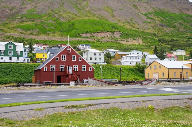 Ciudad de Siglufjordur en la Islandia nórdica