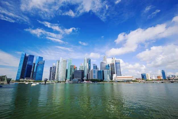 Ciudad de Singapur con cielo azul