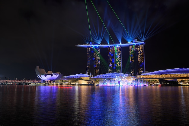 Ciudad de Singapur en la noche con espectáculo de láser