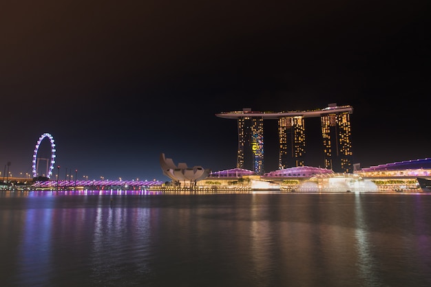 Ciudad de Singapur en la noche