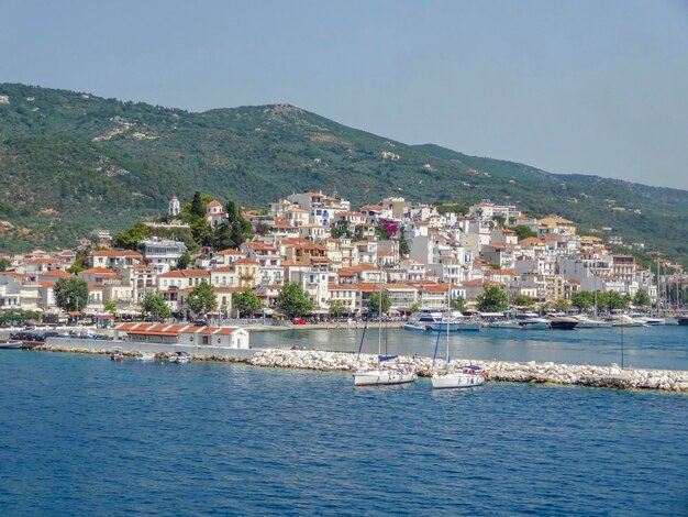 Foto la ciudad de skiathos en las esporadas