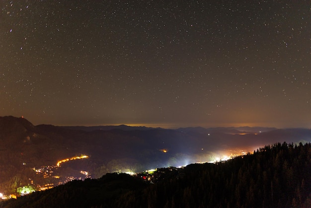 Ciudad de smolyan con luces bajo un cielo con estrellas.