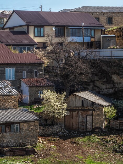 Foto la ciudad sobre la roca. auténtico pueblo de montaña daguestaní de hunzah. muchas casas construidas cerca unas de otras, muy cerca. rusia.