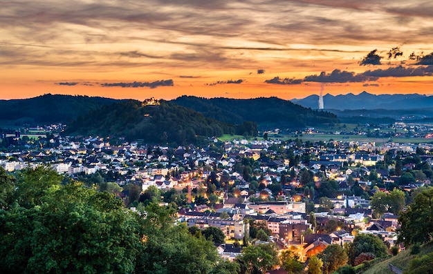 Ciudad de Staufen con la colina de Staufberg en Suiza al atardecer