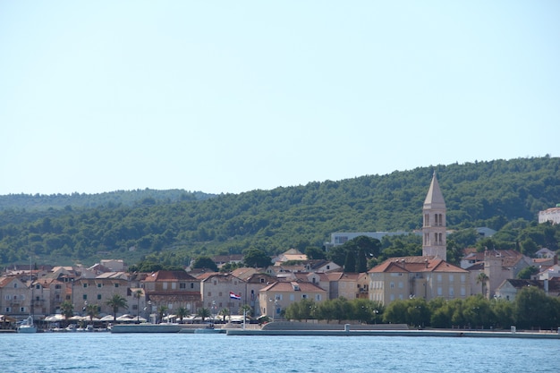 Ciudad de Supetar en la isla de Brac, Croacia, vista desde el mar