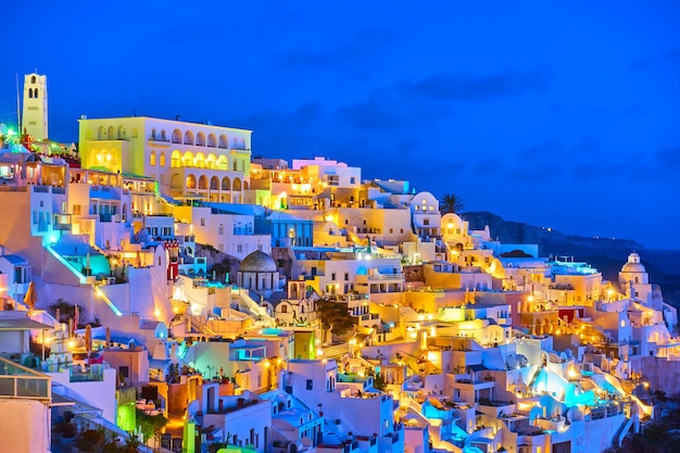 Ciudad de Thira en la noche, la isla de Santorini, Grecia