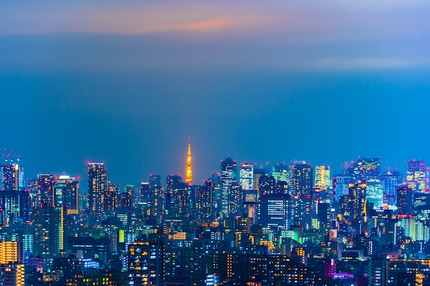 Ciudad de Tokio en la noche, vista desde la terraza del observatorio Tower Hall Funabori