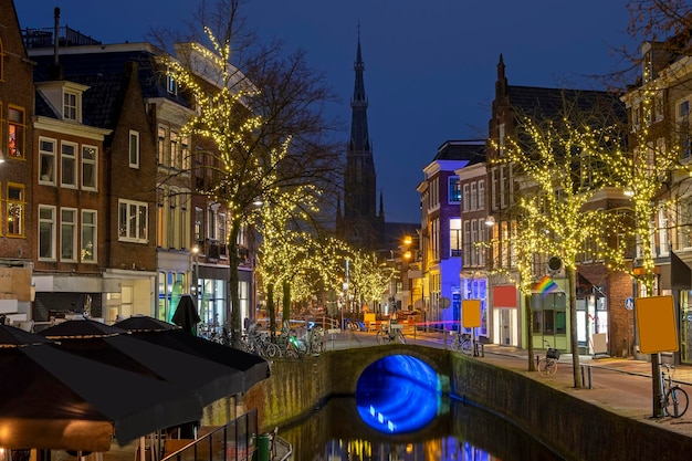 La ciudad tradicional de Leeuwarden en los Países Bajos en la época de Navidad