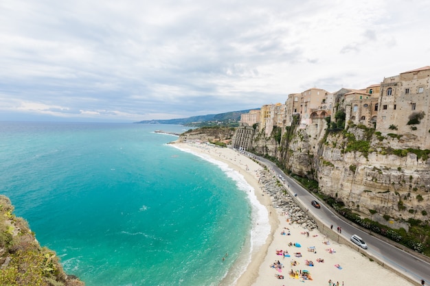 La ciudad de Tropea y la costa de la playa del mar Tirreno con agua turquesa